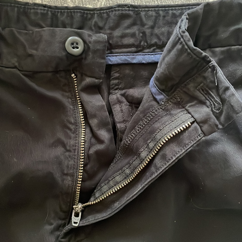 Uniqlo Men’s Black Bermuda Shorts (Waist 30-33) - Picture 5 of 7